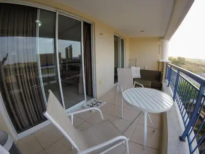 Uma varanda ou terraço em Beach Village Vista maravilhosa, lazer total 205