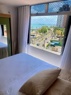 Uma cama ou camas num quarto em Apartamento alto padrão moderno frente a praia com 2 quartos melhor localização beira mar