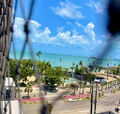 Uma vista do mar geral ou uma vista do mar a partir do apartamento