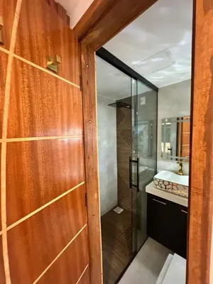 Uma casa de banho em Apartamento alto padrão moderno frente a praia com 2 quartos melhor localização beira mar
