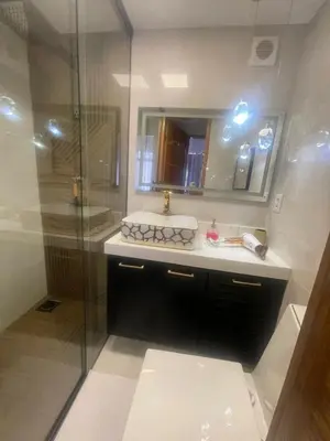 Uma casa de banho em Apartamento alto padrão moderno frente a praia com 2 quartos melhor localização beira mar