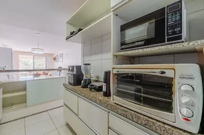 A cozinha ou kitchenette de Portamaris Resort #201 - Beira mar por Carpediem