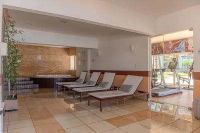 Uma área de estar em Portamaris Resort #201 - Beira mar por Carpediem
