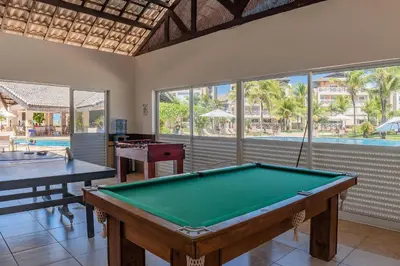 Uma mesa de bilhar em Portamaris Resort #201 - Beira mar por Carpediem