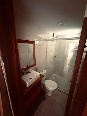 Uma casa de banho em Porto Praia Hotel