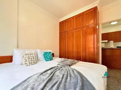 Uma cama ou camas num quarto em Saint Martin by Holiday Stays