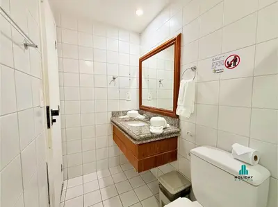 Uma casa de banho em Saint Martin by Holiday Stays