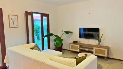 Uma televisão e/ou sistema de entretenimento em Lar Tropical