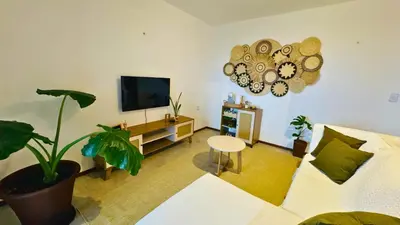 Uma televisão e/ou sistema de entretenimento em Lar Tropical
