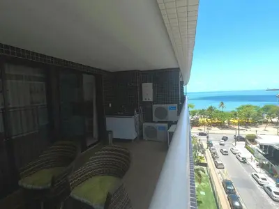 Uma vista do mar geral ou uma vista do mar a partir do apartamento