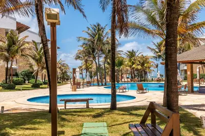 A piscina em ou perto de Tenha a praia aos seus pés - Apê na Areia com banheira, 2 suítes em condomínio exclusivo com lazer e acesso direto ao mar