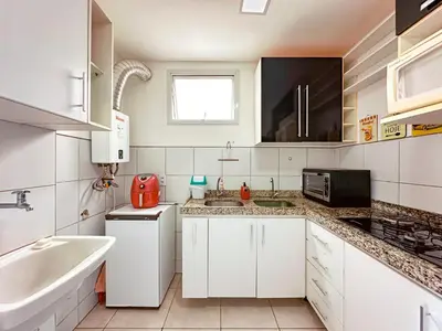 A cozinha ou kitchenette de Tenha a praia aos seus pés - Apê na Areia com banheira, 2 suítes em condomínio exclusivo com lazer e acesso direto ao mar