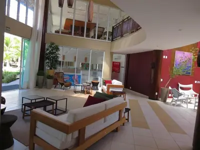 Uma área de estar em Paraíso à beira-mar: Beach Living by FTT