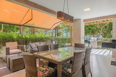 Um jardim no exterior de Wai Wai Cumbuco Residence #C101 por Carpediem