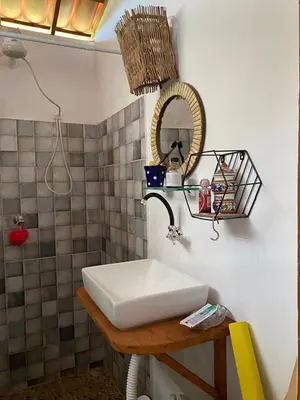 Uma casa de banho em casa arandu