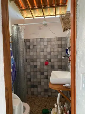 Uma casa de banho em casa arandu