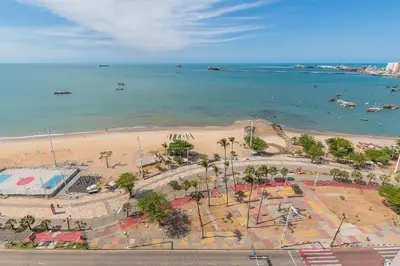 Uma vista do mar geral ou uma vista do mar a partir do apartamento