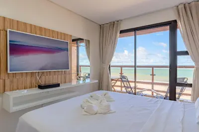 Uma televisão e/ou sistema de entretenimento em Varandas do Mar - Luxo a beira mar por Carpediem