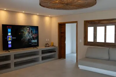 Uma televisão e/ou sistema de entretenimento em Villa Luna by Preabeach Experience