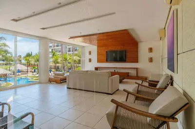 Uma televisão e/ou sistema de entretenimento em Beach Living #E501 - Apto Vista Mar por Carpediem