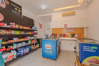 Um supermercado ou outras lojas no apartamento ou nas proximidades