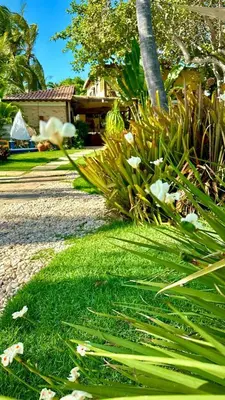 Um jardim no exterior de Villa Biju