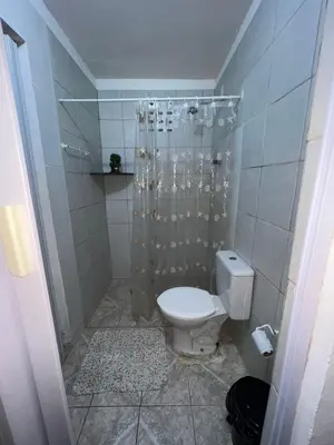 Uma casa de banho em Nativa casa principal