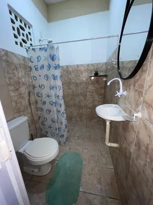 Uma casa de banho em Nativa casa principal