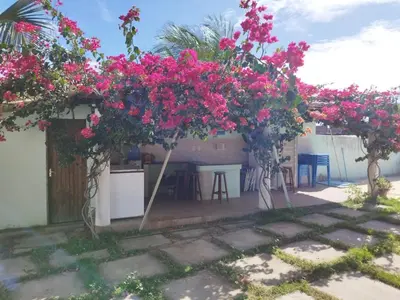 Um jardim no exterior de Casa Prisma