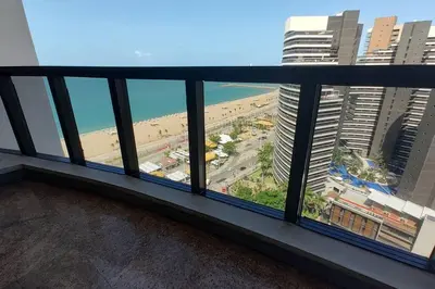 Uma vista do mar geral ou uma vista do mar a partir do apartamento