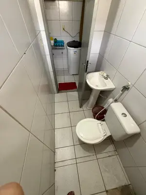 Uma casa de banho em Apartamento mobiliado com dois quartos para locação fixo e mensal
