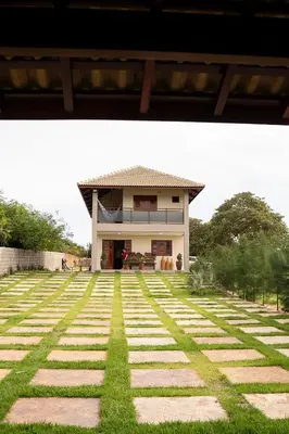 Um jardim no exterior de Casa Iparaí - Chácara de águas cristalina
