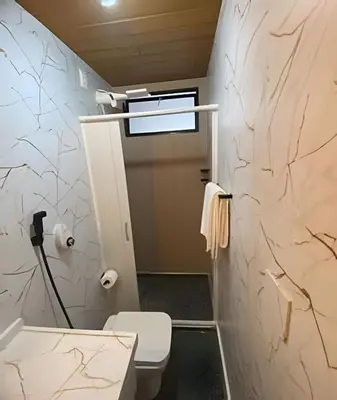 Uma casa de banho em Atlântico Bela vista para o Mar