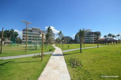Um jardim no exterior de Beach Living Apartment
