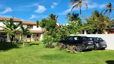 Um jardim no exterior de Vila Carnaúba - casa pé na areia em Guajiru Trairi