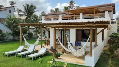 Um jardim no exterior de Vila Carnaúba - casa pé na areia em Guajiru Trairi
