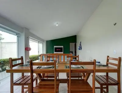Uma televisão e/ou sistema de entretenimento em Casa de Praia Aconchegante