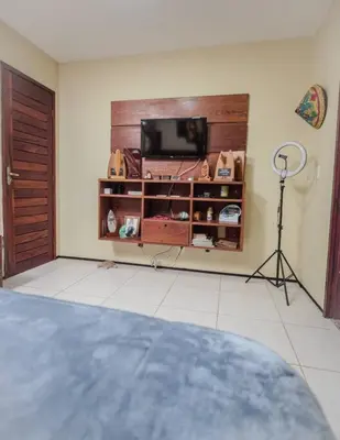 Uma televisão e/ou sistema de entretenimento em Lemos Surf House Piscina, Lazer e 100m da Praia