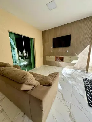 Uma televisão e/ou sistema de entretenimento em Casa flecheiras aconchego