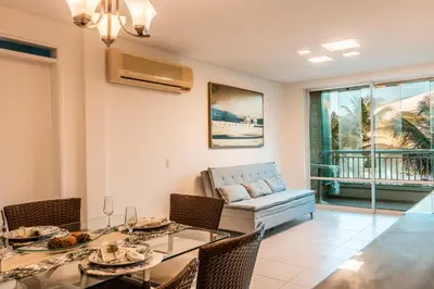 Uma área de estar em Luxo e Conforto à Beira-Mar com acesso direto para a praia no Porto das Dunas com 3 suítes, ideal para Famílias Exigentes