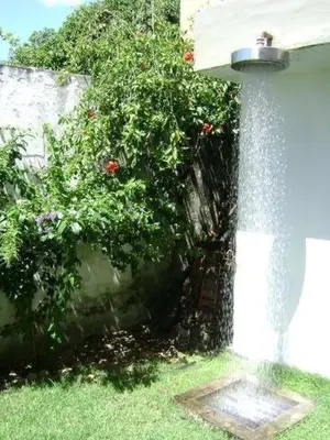 Um jardim no exterior de Casa da Prainha
