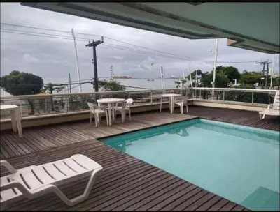 A piscina em ou perto de Costeira Mar