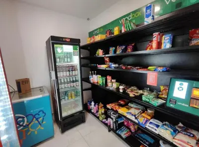 Um supermercado ou outras lojas no apartamento ou nas proximidades