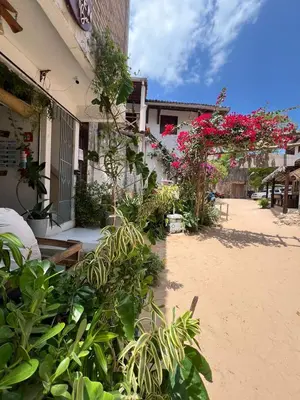 Um jardim no exterior de Suíte Pé na Areia - Super Local