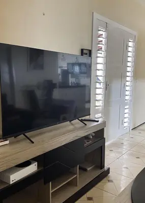 Uma televisão e/ou sistema de entretenimento em Chalê da Lizi
