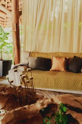 Uma área de estar em Aloha Village Hotel