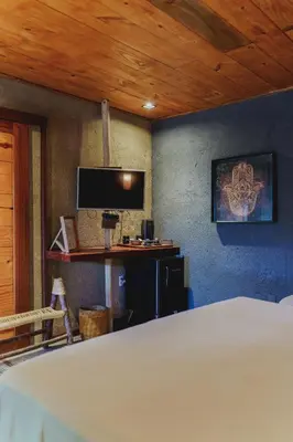 Uma televisão e/ou sistema de entretenimento em Aloha Village Hotel