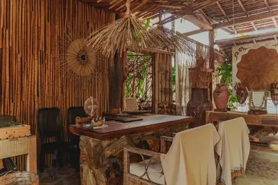 Um restaurante ou outro lugar para comer em Aloha Village Hotel