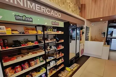 Um supermercado ou outras lojas no apartamento ou nas proximidades