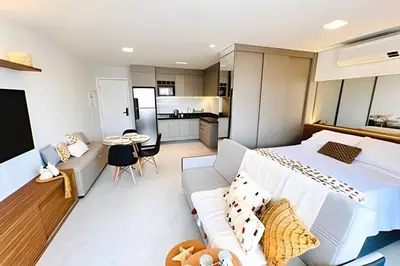 Uma cama ou camas num quarto em Flat Luxo com Coworking, Academia e Rooftop - WiFi 1Gb - Beira Mar 4 min